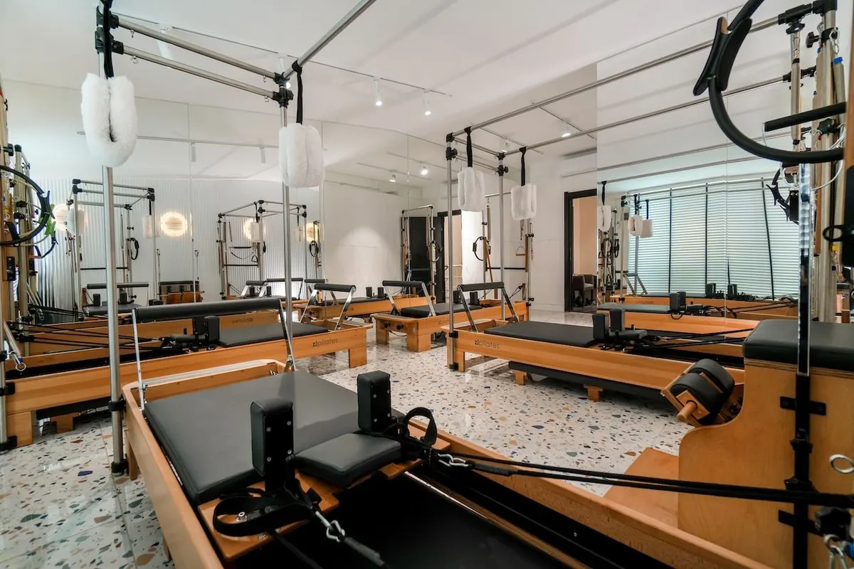 Terrazzo zeminli reformer pilates stüdyosu