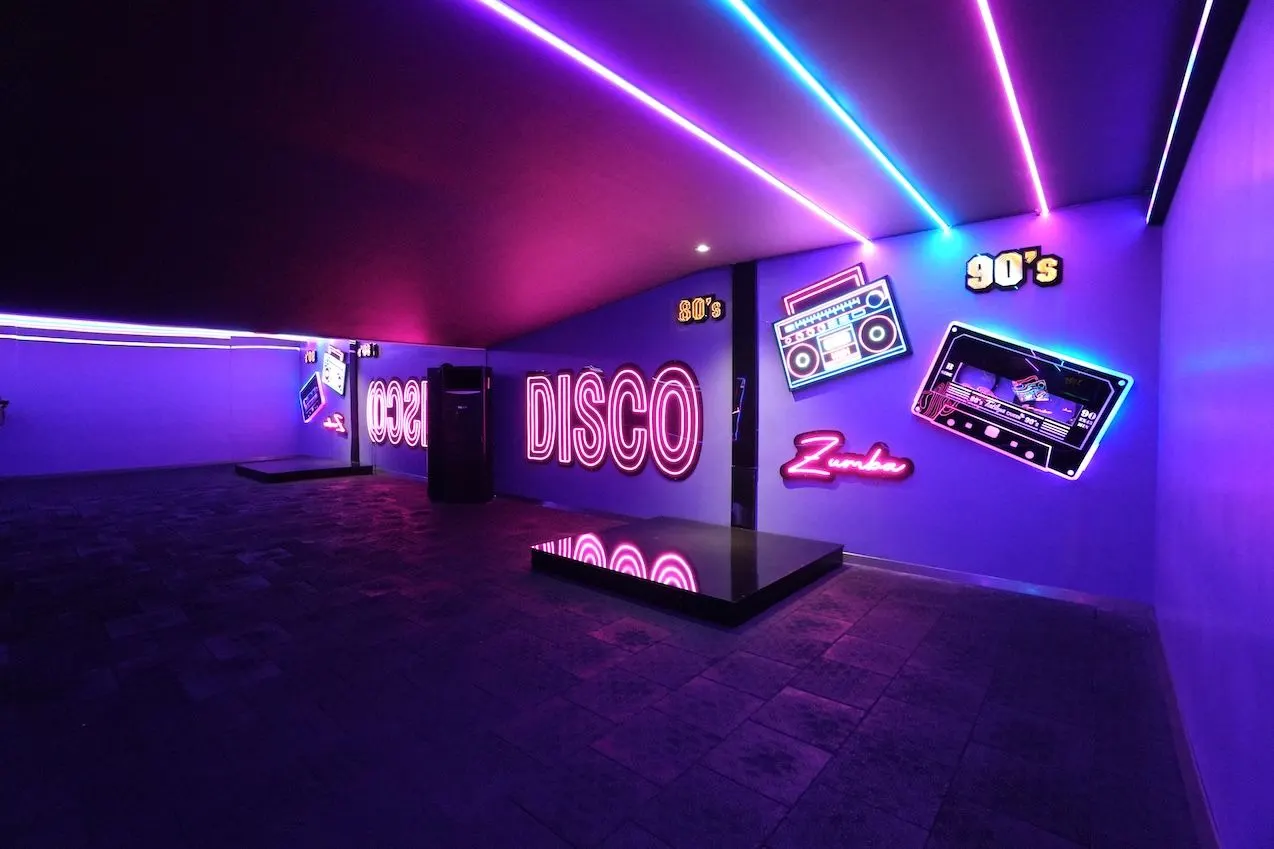 Neon ışıklı disko zumba salonu