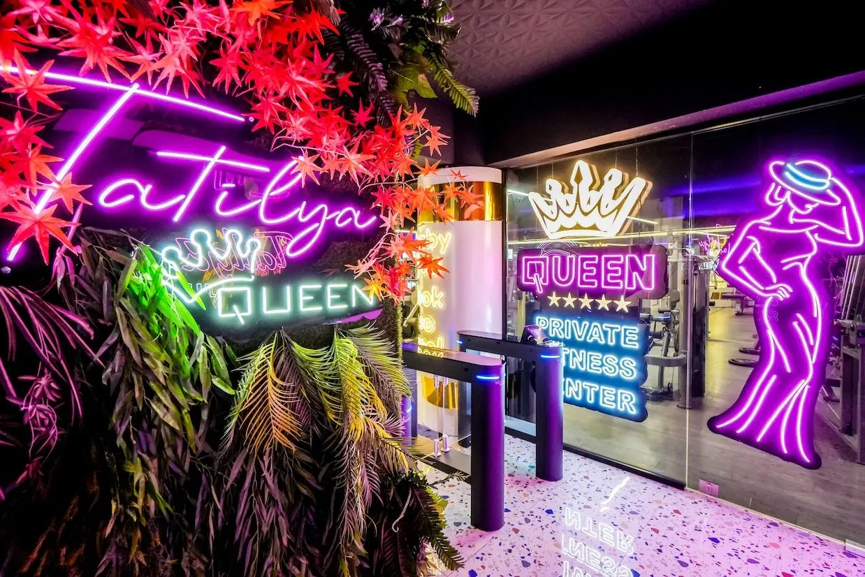 Tatilya Queen girişindeki neon Queen tabelası ve taç