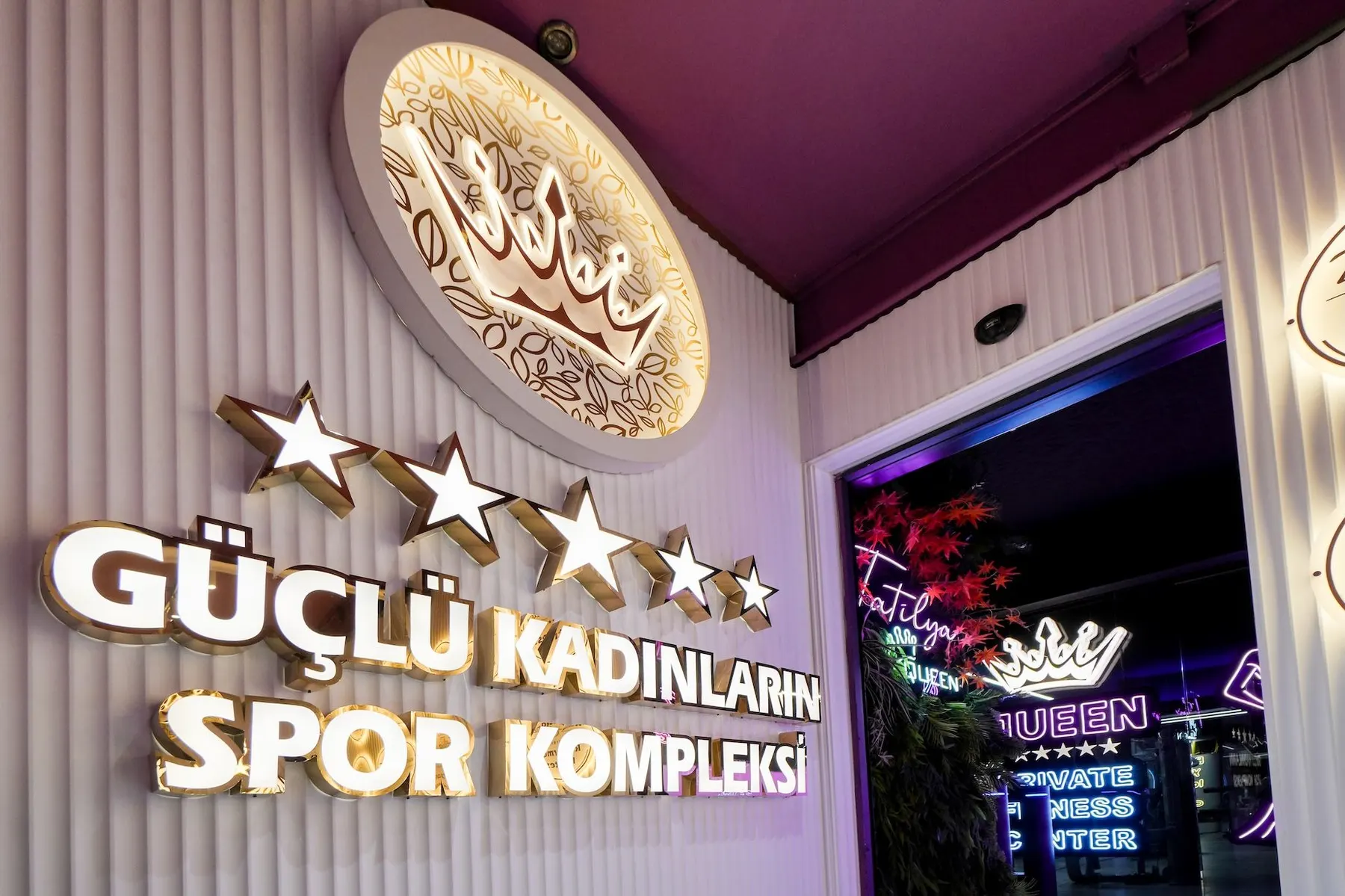 Salon girişindeki 'Güçlü Kadınların Spor Kompleksi' yazılı duvar