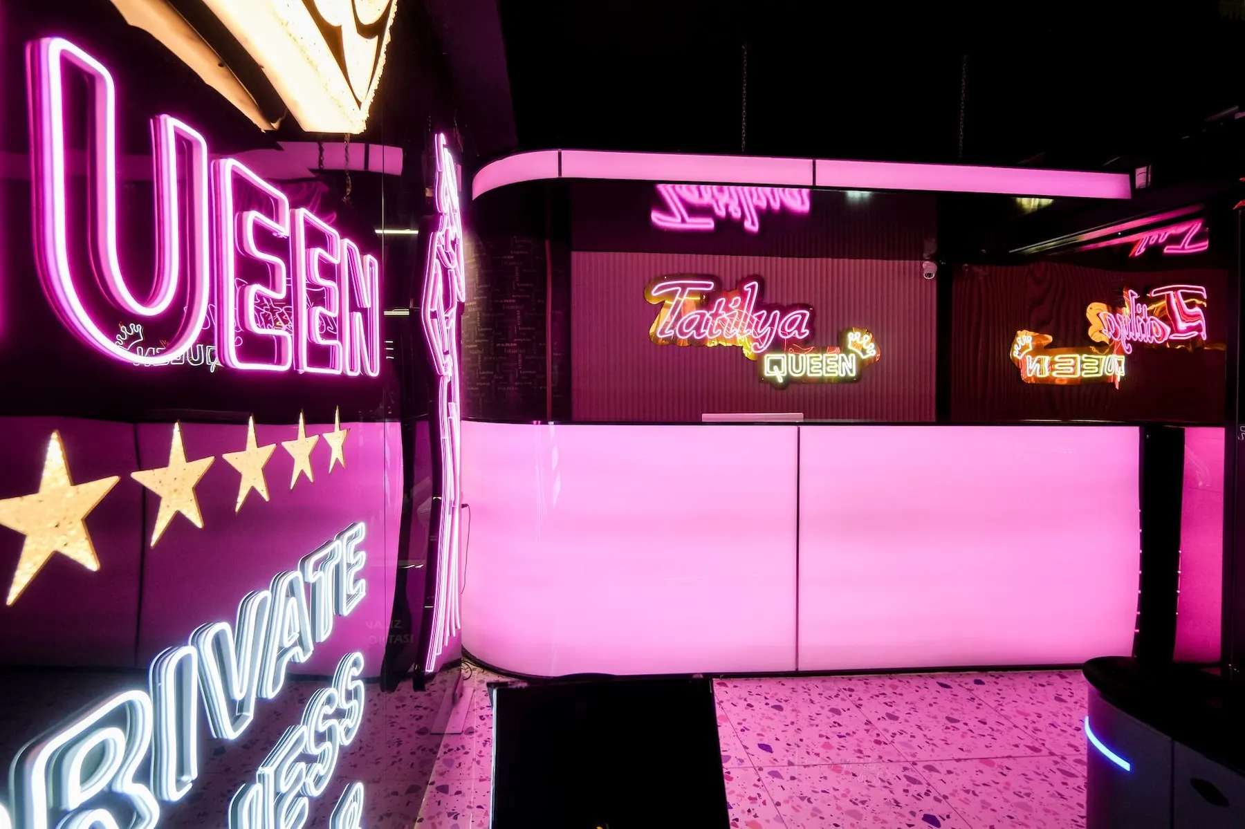 Pembe neon ışıklı resepsiyon